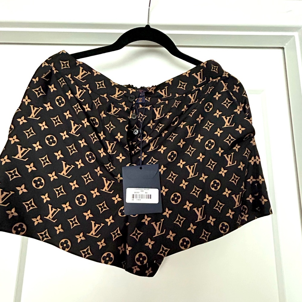 BRAND NEW Louis Vuitton Shorts sz 40